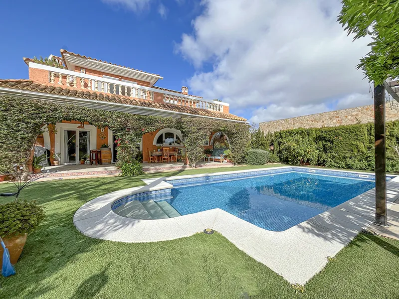 Traditional villa with garden and pool in a quiet area of El Toro Mas — photo 1