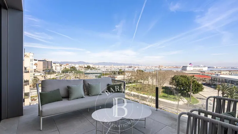 Luxury Frontline Penthouse with Sea and Harbour Views on Paseo Marítimo — photo 2
