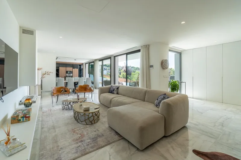 Contemporary-style villa — photo 7