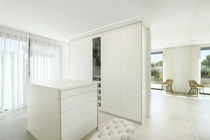 Family-friendly modern villa in Cas Catala with large pool and 5 bedrooms for sale — photo 8