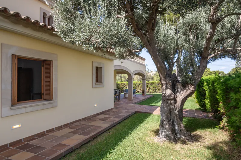 Well-maintained villa for sale within walking distance of the ocean in Sa Rapita — photo 1