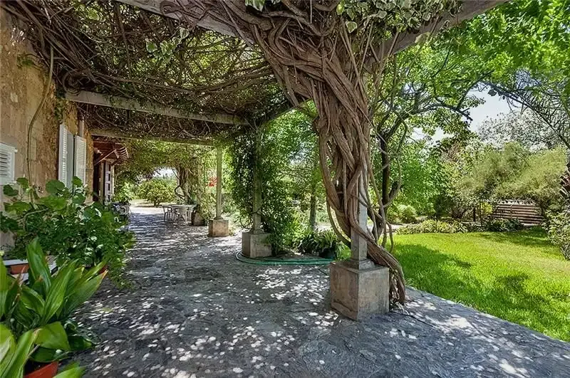 Rustic estate on plot of approx. 21,000 m2, 400 m2 built house on 2 floors, 3 living rooms, 20 m2 dining room, 20 m2 furnished kitchen — photo 6