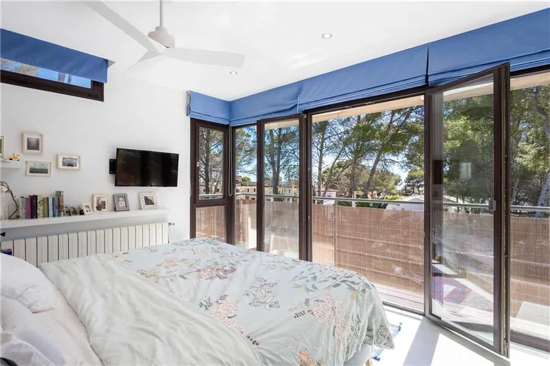 Single-family home with a pool on a lot of approximately 1,013 m², located about 2 minutes from the beach — photo 8