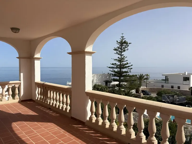 In a highly sought-after location in Cala Serena, this impressive villa is situated on the second line of the sea with stunning views — photo 5