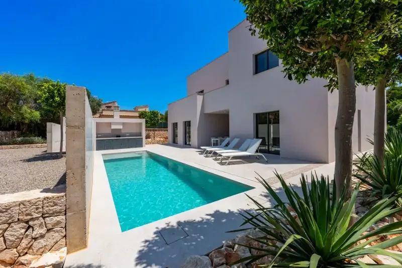 Esta villa de dos plantas de nueva construcción se vende en Santanyí, a solo 2,5 km del pueblo, en una zona tranquila a solo 800 m del mar y — photo 2