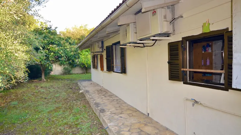 Discover this wonderful single-story property, built in 1980 and located on a generous plot of 1,920 m2 in the quiet area — photo 5