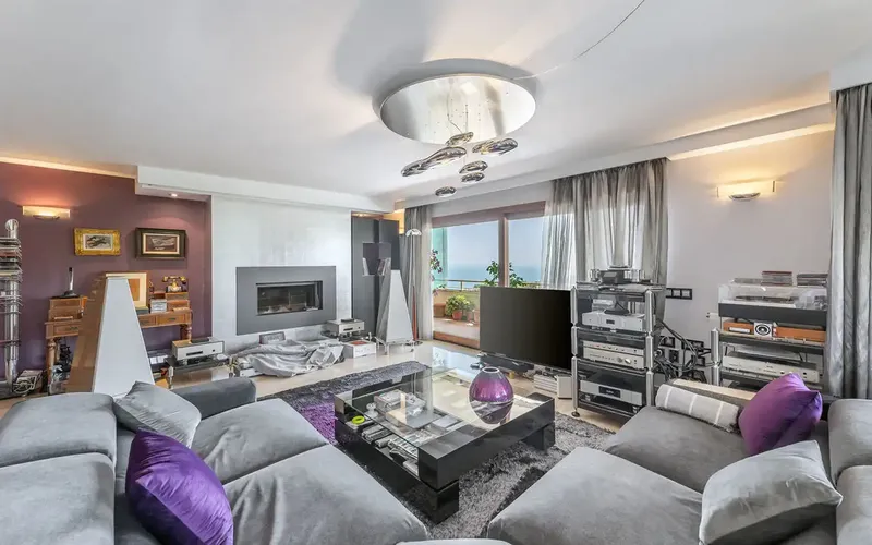This bright apartment in Cas Catalá impresses with its spectacular sea views and is located on the 7th floor of a well-maintained residential complex — photo 5