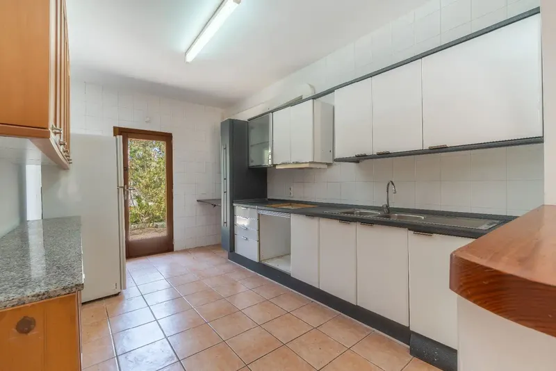 A home full of potential is this villa of approx. 150 m2 in Puerto Alcudia, near the beach and the lakes, with 4 bedrooms, 2 bathrooms, kitchen — photo 8