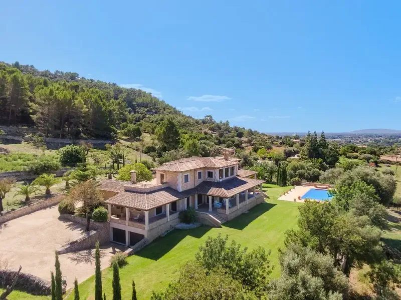 This wonderful luxury house occupies a plot of about 17,535 m2 and is offered for sale in one of the most prominent areas of northern Mallorca — photo 2