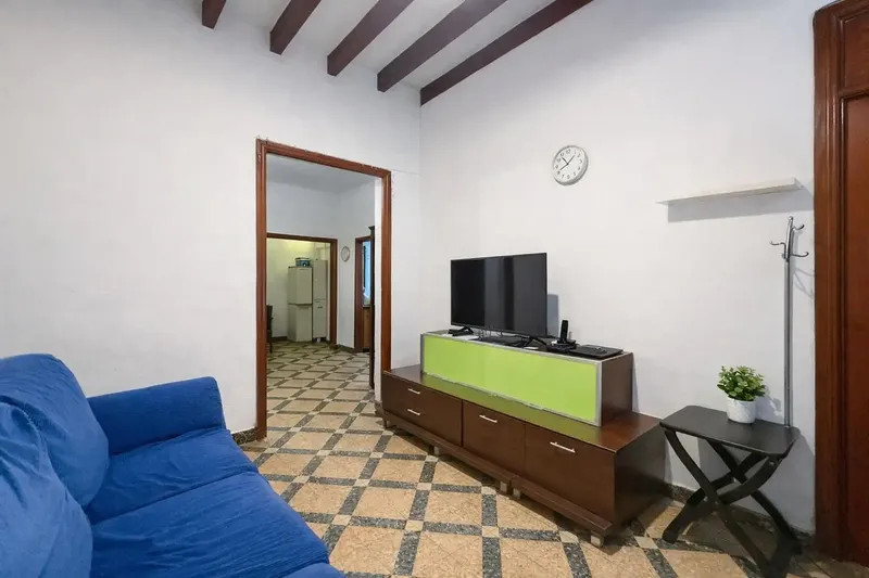 Discover this charming semi-detached house/chalet for sale! Located on a corner ground floor, this property of original character but well — photo 1
