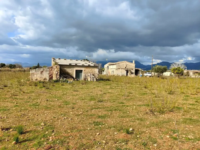 Excellent estate in Búger, to be fully renovated, with a main two-story house with fireplace. Porch with barbecue, a stone house for — photo 4
