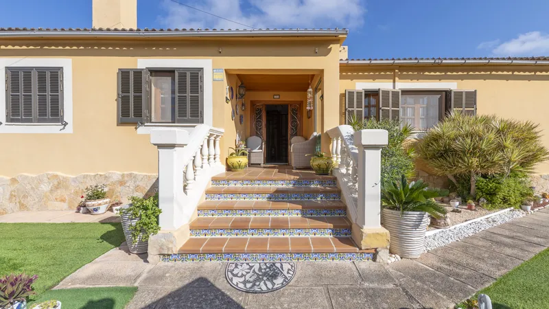 Spacious villa in Bahia Blava for sale to renovate with pool — photo 1