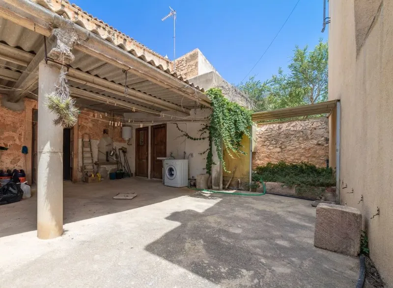 Townhouse with renovation project in Es Llombards — photo 1