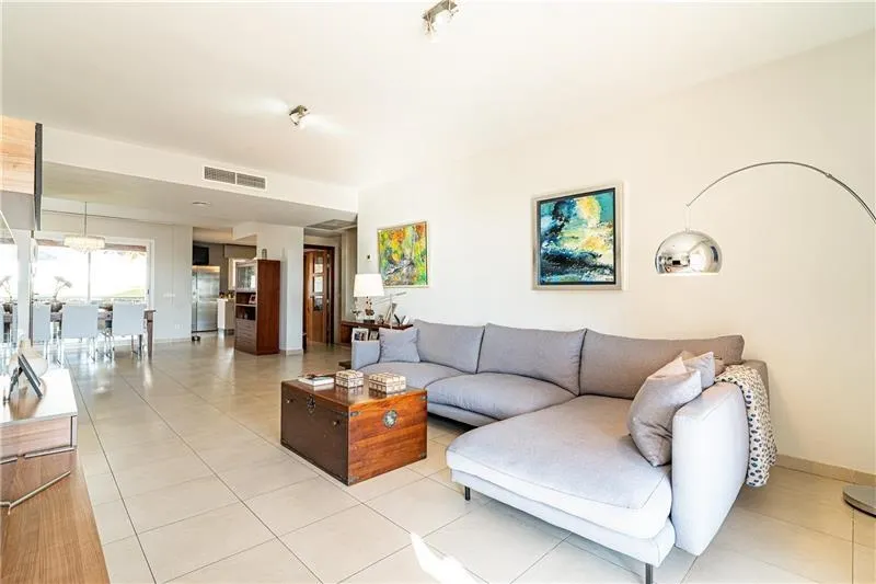 Semi-detached house in Genova with pool and distant sea views — photo 5