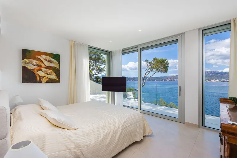 First-class villa with luxury fittings and sea access — photo 12