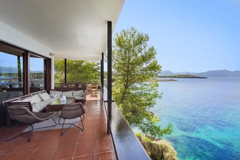 This unique and magical frontline villa in the prestigious Bonaire area of Alcudia is an extraordinary opportunity. — photo 8