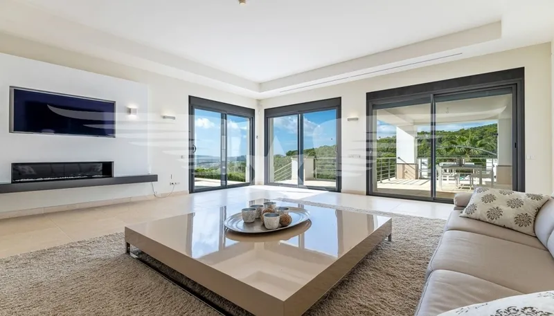 Light-flooded sea view villa in a prime location — photo 3