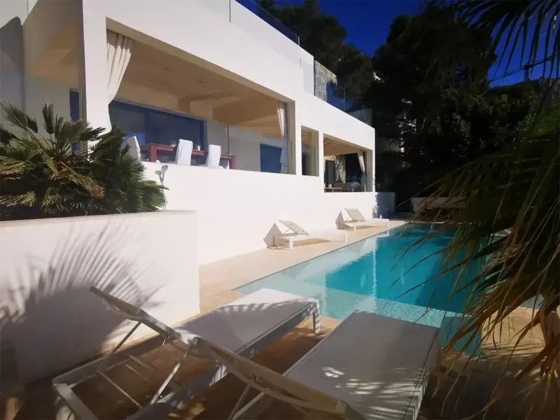 Esta villa moderna se ubica en la exclusiva zona de Cala Llamp en Port d´Andratx, y ofrece hermosas vistas al mar y puestas de sol. La villa — photo 2