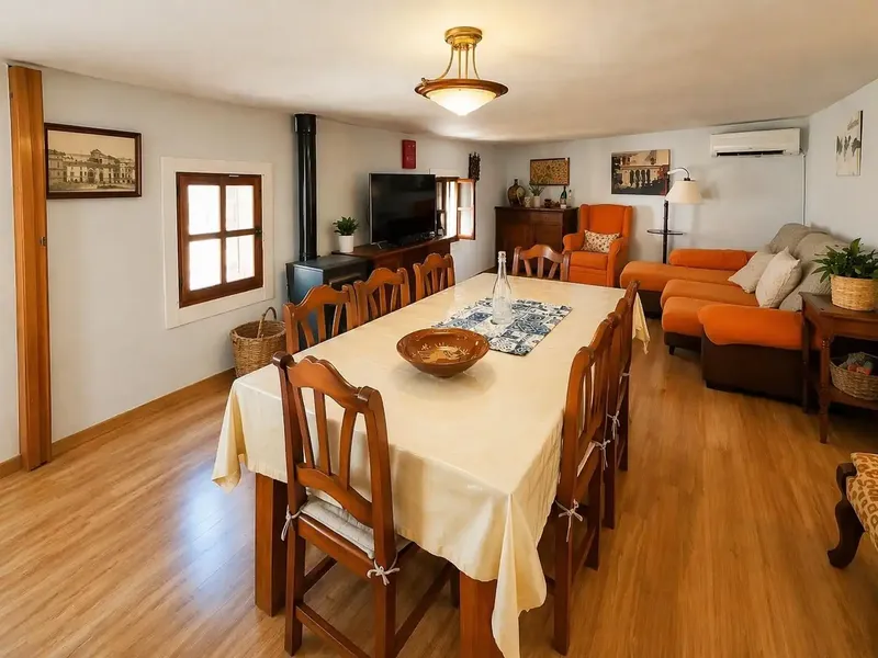 Discover this wonderful townhouse in a privileged corner location, distributed over two floors — photo 4