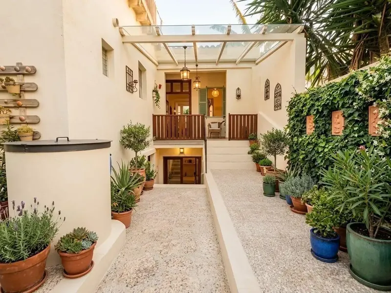 If you are looking for a spacious, independent house with its own parking in the city center, this property may be just what you need. — photo 1