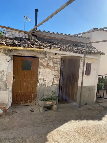 We offer a buildable plot of 548 m2 and an old house of 196 m2 to renovate – each with its own deed. — photo 6