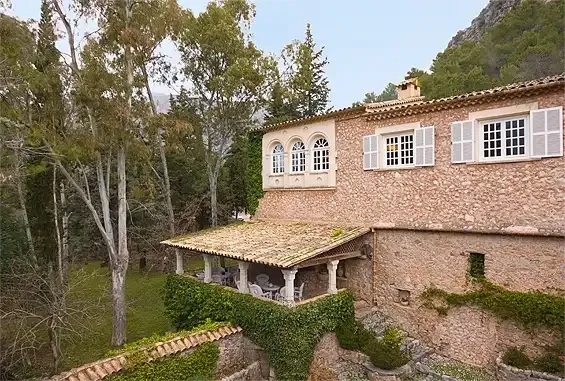 Rustic property in impeccable condition. The main house has: large hall; five bedrooms with en-suite bathroom; one toilet; two living rooms with fireplace, one d — photo 4