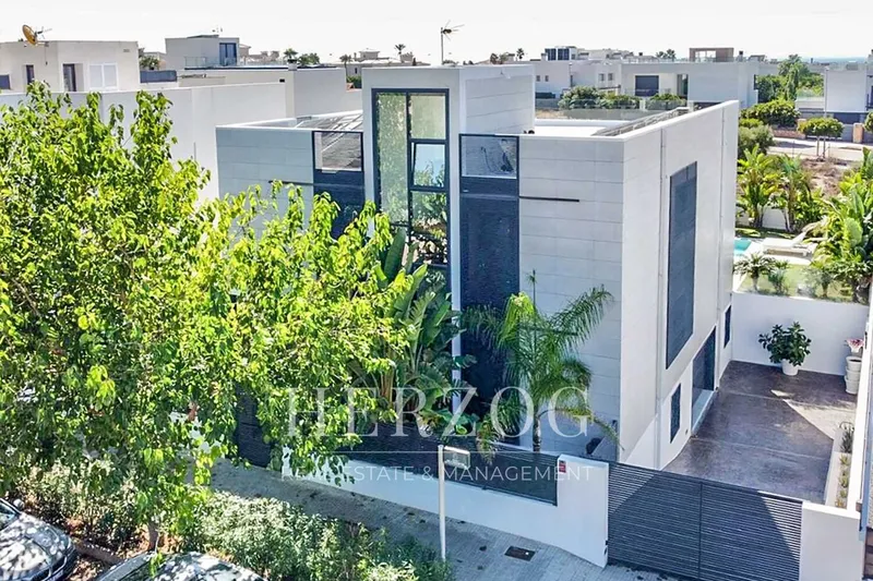 Exclusive designer residence with modern living concept in Puig de Ros — photo 4