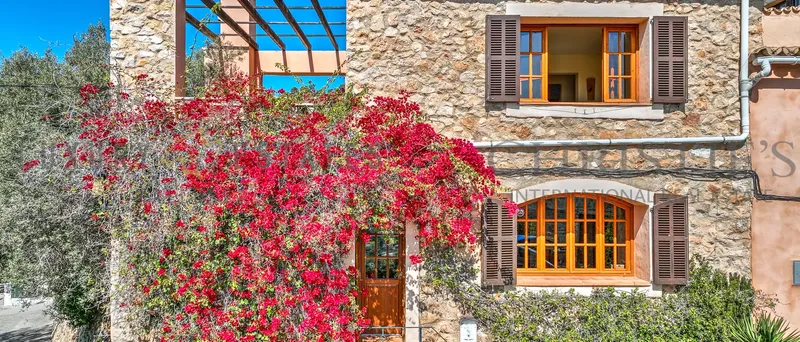 Traditional village house in Andratx with panoramic views as far as the port of Port Andratx — photo 1