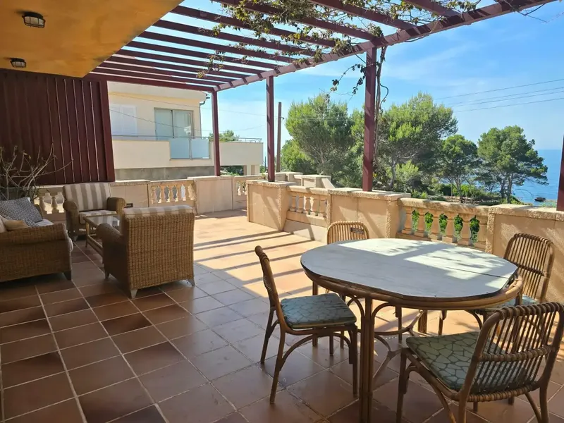 Discover this spectacular two-storey chalet located in the quiet area of Cala Port d'es Canonge, Banyalbufar. With a sale price — photo 4