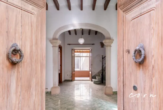 Elegant townhouse in need of renovation with a garage, patio, pool, views, and approved plans in Artà — photo 1