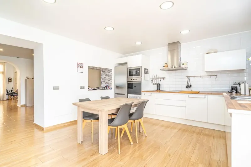 Village house of approximately 240 m² built, distributed over two floors, fully renovated and ready to move into. Located — photo 1