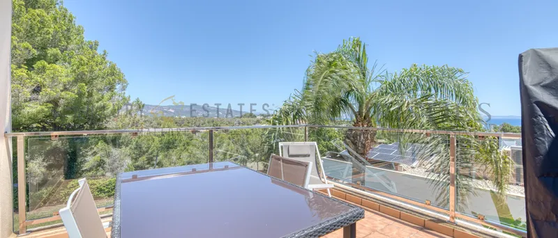 Well-kept villa in Cala Vinyas with partial sea views near the beach — photo 1