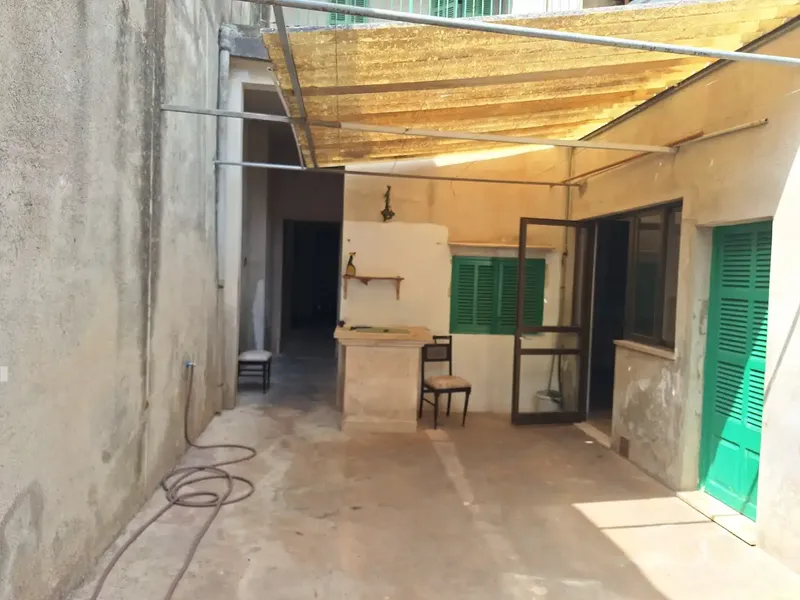 Discover this charming village house in the heart of Petra, built in 1900 and full of history. With a built area of 16 — photo 1