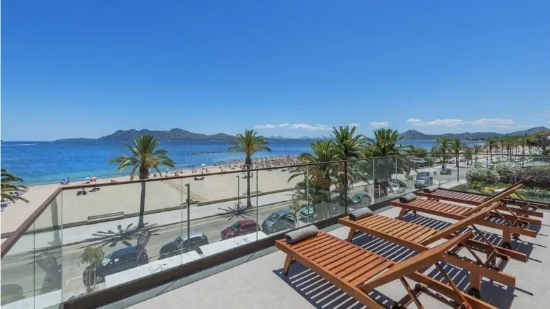 Modern style penthouse with amazing beach and sea views for sale in Pollensa, on the north of Mallorca. — photo 3