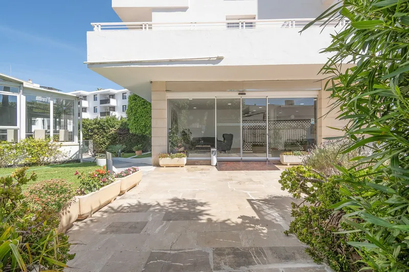 Renovated apartment building with high profitability — photo 1