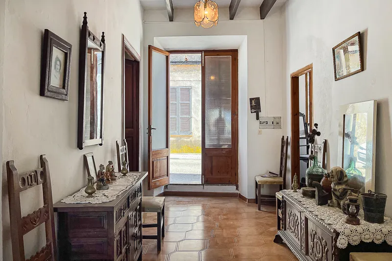 Investment opportunity: townhouse with large garden and distant views — photo 1