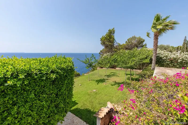 In an absolutely privileged location, directly on the cliffs of Cala Pi, this Mediterranean villa is situated on the first line — photo 8