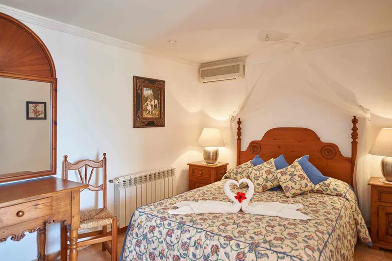 Villa with two apartments in a spectacular location in Port d'Andratx — photo 11
