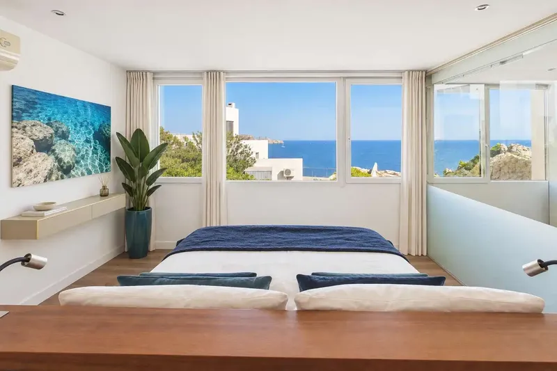 This house is not just any holiday home. Its large glazed surfaces, its open sightlines and its staggered living levels — photo 6