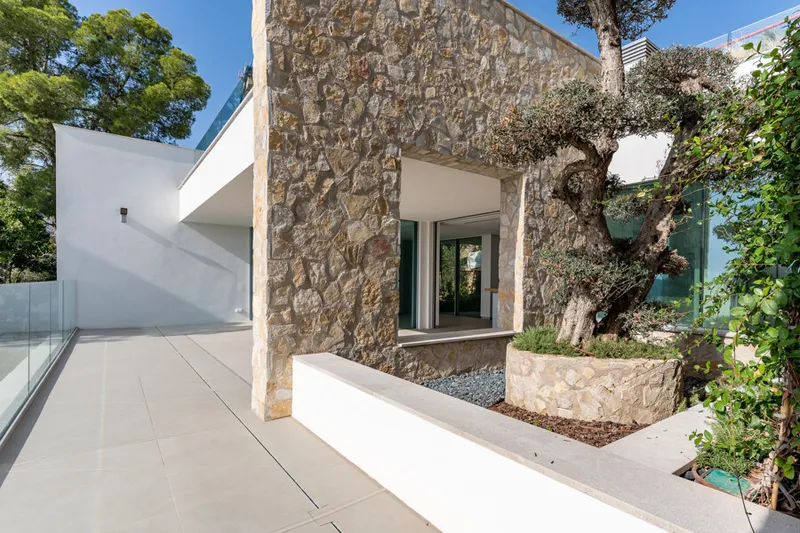 Newly Built Luxury Seafront Five-Bedroom Villa in Santa Ponsa with Panoramic Views and Expansive Terraces — photo 8
