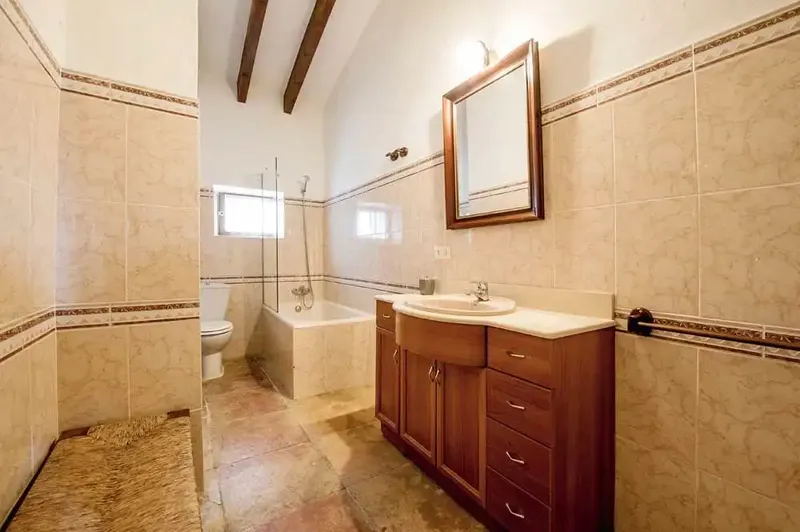 Agroturismo in full operation, with 12 rooms, en-suite bathrooms. Partial oil heating, plus three wood-burning fireplaces. Estate with — photo 8