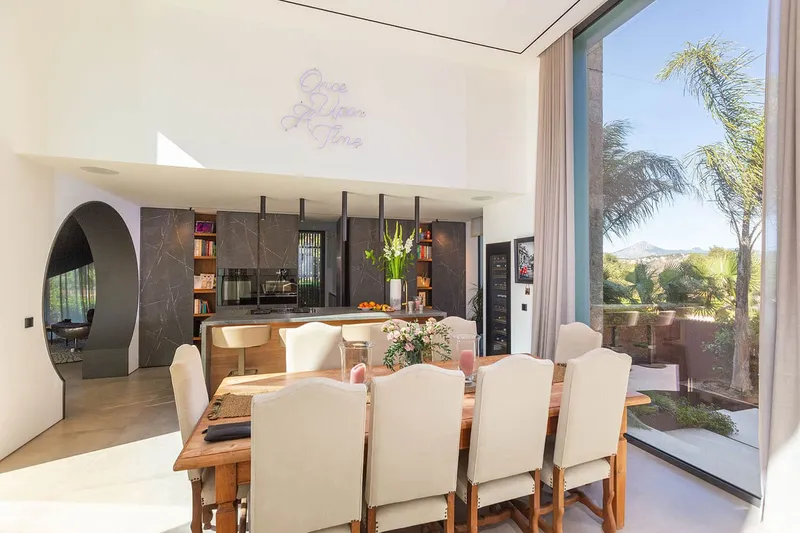 Elegant luxury villa with generous outdoor area — photo 7