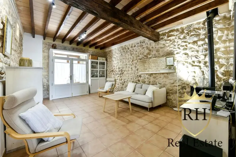 This property, dating from 1900, located 200 m from the Town Hall square, stands out for its Majorcan character, corner location and its excellent — photo 5