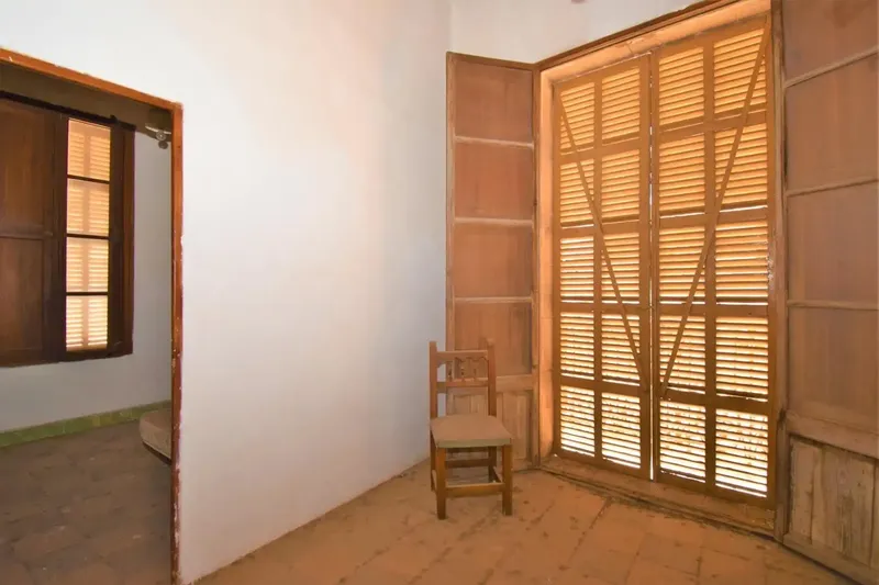 Emblematic building of 374 m2 built for sale in Muro, ideal for renovation. — photo 4