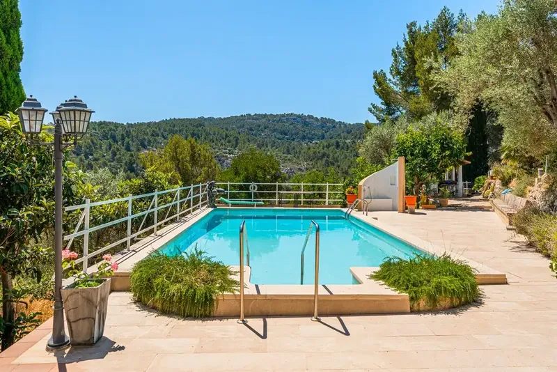 Located on a plot of 10,775 m² carefully landscaped, this exceptional south-facing country villa offers privacy, character — photo 3