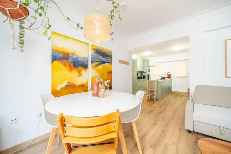 Imagine waking up every morning with the sea breeze and being able to reach the beach in just seconds. This magnificent renovated apartment, located — photo 4