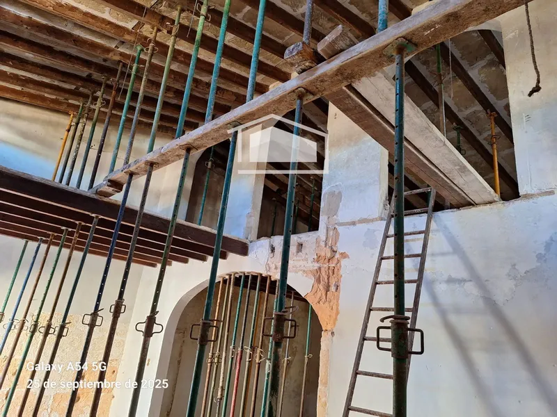 Building in the center of Ses Salines with project for 2 homes and commercial space — photo 11