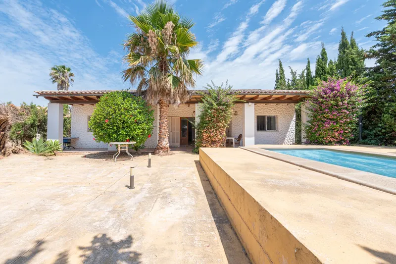 Detached villa with private pool just 400 metres from the beach — photo 1
