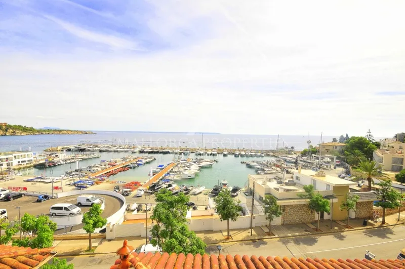 Large traditional style residence overlooking Calanova harbour — photo 1