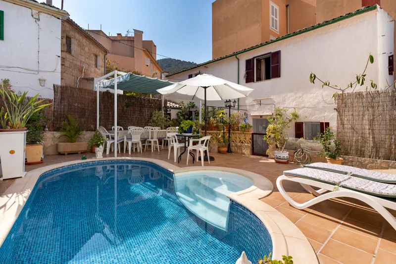 Beautiful Property of Three Houses, Ideal to Renovate — photo 1